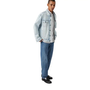Levi's Jeansjacke aus hellblauem Denim für Damen mit klassischem Knopfverschluss und aufgesetzten Taschen, getragen von Model