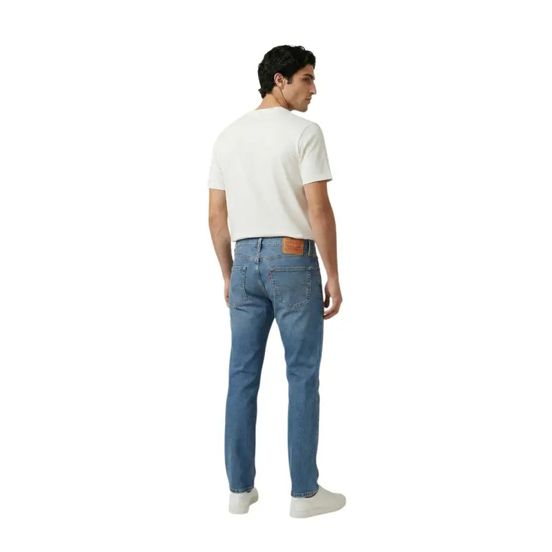 Rückansicht einer Levi's Herren-Jeans aus blauem Denim, Baumwoll-Stretch, schmal geschnitten mit klassischer Passform und braunem Lederpatch am Bund