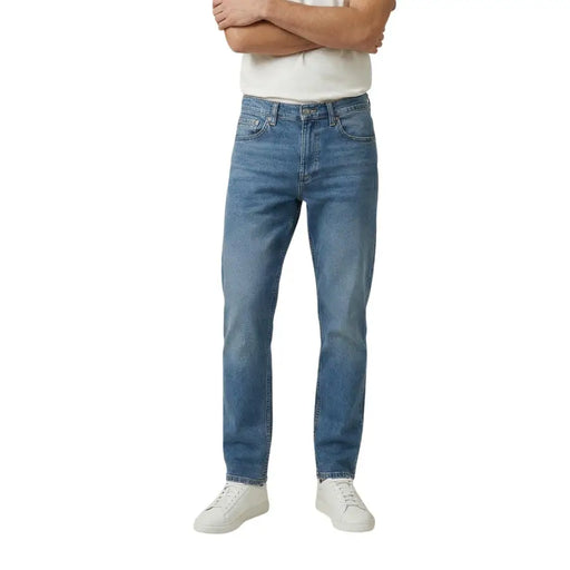 Levi's Herrenjeans aus blauem Denim, Baumwoll-Stretch, schmale Passform, klassische mittlere Waschung, gerades Bein und Standard-Vordertaschen.