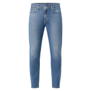 Levi's Herrenjeans in mittelblauer Waschung, schmale Passform, klassisches Five-Pocket-Design, aus Baumwoll-Lyocell-Mischgewebe.