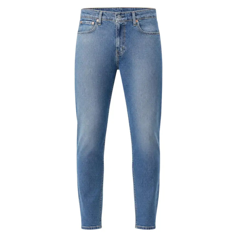 Levi's Herrenjeans in mittelblauer Waschung, schmale Passform, klassisches Five-Pocket-Design, aus Baumwoll-Lyocell-Mischgewebe.
