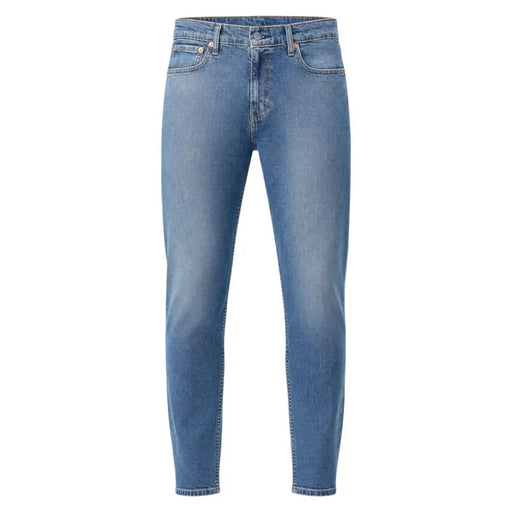 Levi's Herrenjeans in mittelblauer Waschung, schmale Passform, klassisches Five-Pocket-Design, aus Baumwoll-Lyocell-Mischgewebe.