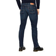 Rückansicht der Levi's Herrenjeans, blauer Baumwoll-Stretch, reguläre Passform, dunkelblauer Denim, fünf Taschen und rotem Lederpatch.