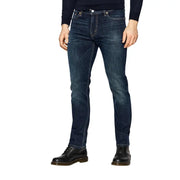 Levi's Herrenjeans, blauer Baumwoll-Stretch, reguläre Passform, dunkelblauer Denim mit schmaler Passform und klassischer Naht, von hinten gesehen.