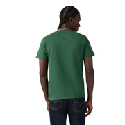 Grünes Levi's Herren-T-Shirt mit kurzem Rundhalsausschnitt aus 100 % Baumwolle mit dezenten Ziernähten und klassischem Rundhalsausschnitt.