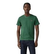 Grünes Levi's Herren-T-Shirt mit kurzem Rundhalsausschnitt, 100 % Baumwolle, mit kleinem roten Logo auf der linken Brust.