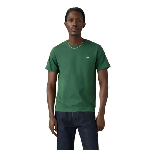 Grünes Levi's Herren-T-Shirt mit kurzem Rundhalsausschnitt, 100 % Baumwolle, mit kleinem roten Logo auf der linken Brust.