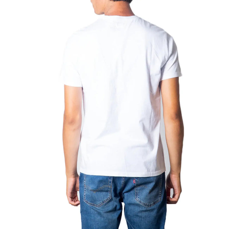 Levis men t-shirt in white cotton with a simple crew neck and short sleeves for casual wear
