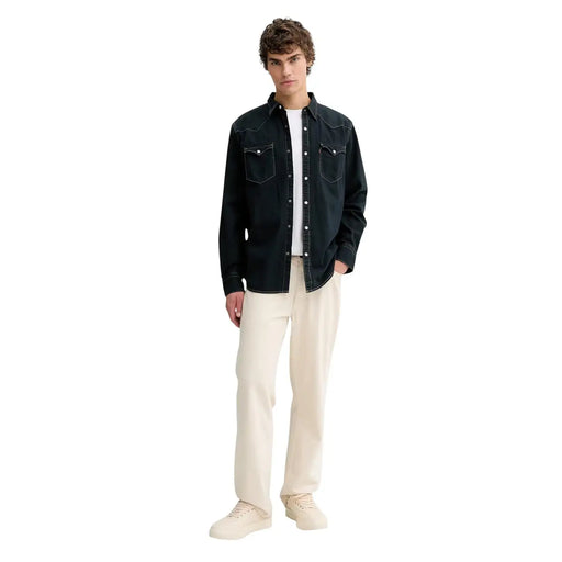 Schwarzes Levi's Herren-Jeanshemd aus Baumwolle mit klassischen weißen Ziernähten und Knopfleiste, langärmelig