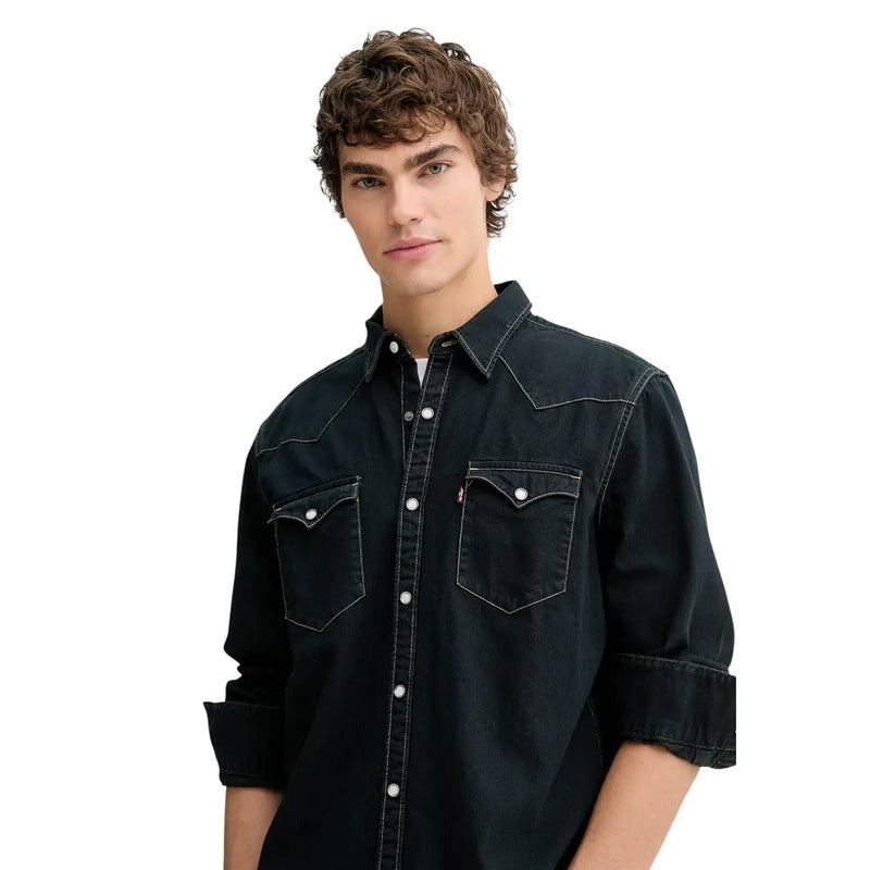 Schwarzes Levi's Herren-Jeanshemd aus Baumwolle mit weißen Ziernähten, silbernen Knöpfen, Westernkragen und zwei Brusttaschen