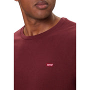 Levi's Herren-T-Shirt aus bordeauxroter Baumwolle mit normaler Passform und kleinem, rotem, gesticktem Logo auf der Brust