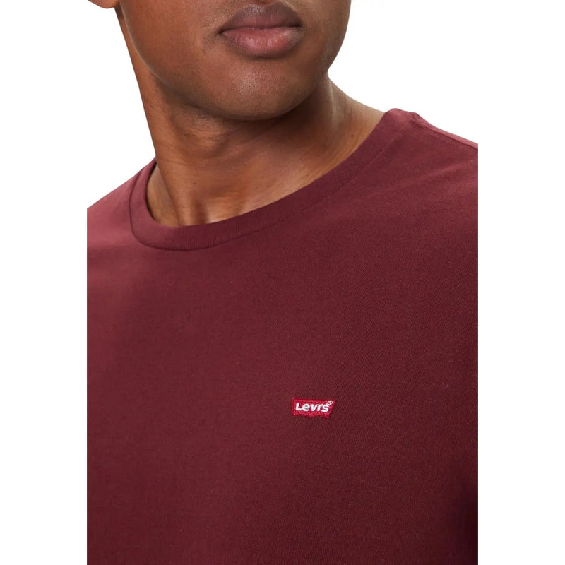 Levi's Herren-T-Shirt aus bordeauxroter Baumwolle mit normaler Passform und kleinem, rotem, gesticktem Logo auf der Brust