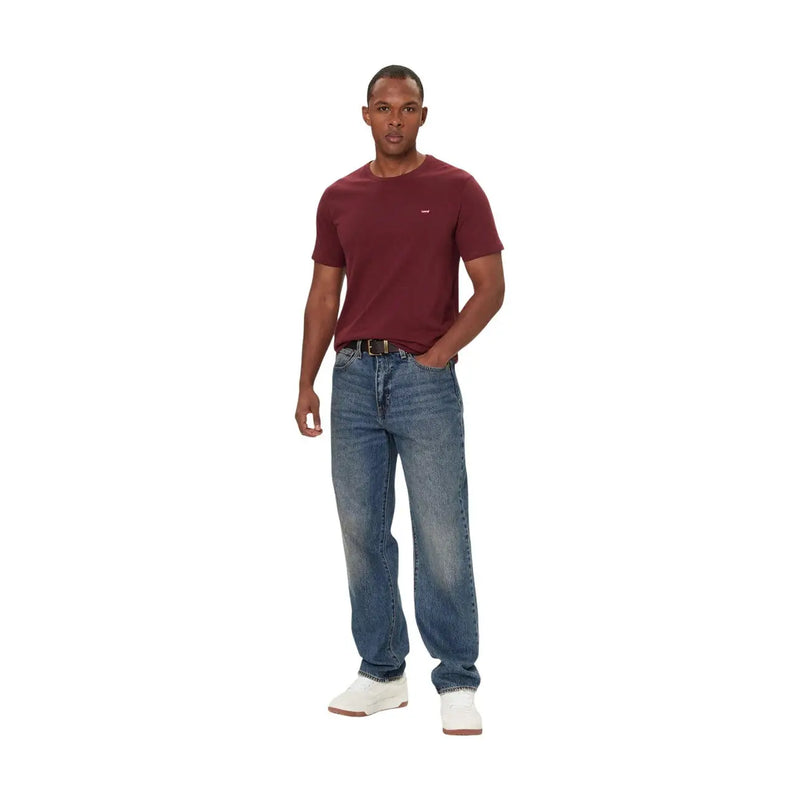 Levi's Herren-T-Shirt aus bordeauxroter Baumwolle mit normaler Passform, kurzen Ärmeln und kleinem weißen Logo auf der linken Brust.