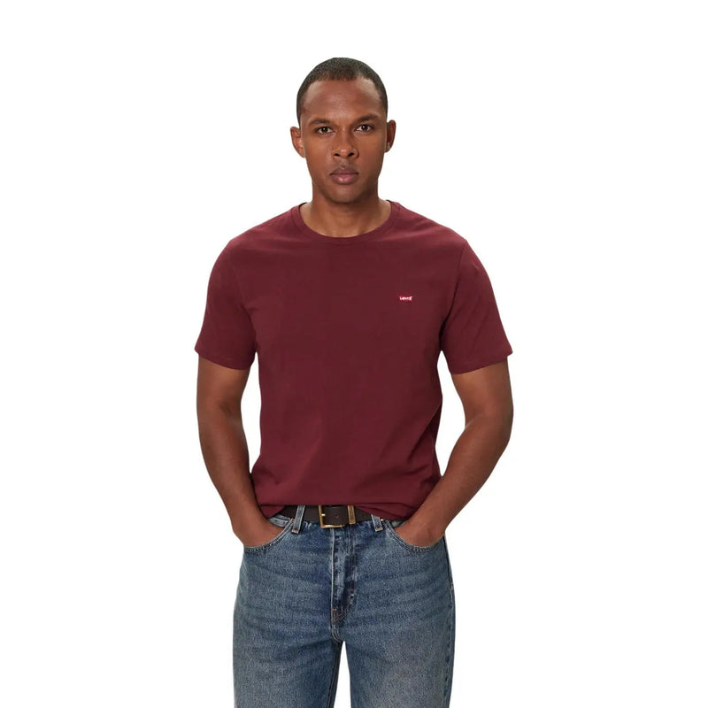 Levi's Herren-T-Shirt aus bordeauxroter Baumwolle in regulärer Passform mit kleinem roten Logo auf der linken Brust