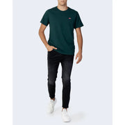 Grünes Levi's Herren-T-Shirt aus Baumwolle mit Rundhalsausschnitt und kleinem roten Logo-Tab auf der linken Brust.