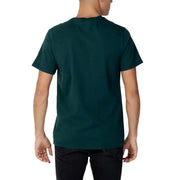 Grünes Levi's Herren-T-Shirt aus Baumwolle mit dunkelgrünen kurzen Ärmeln und Rundhalsausschnitt.