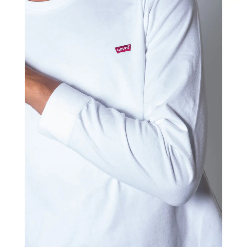Weißes Levi's Herren-Langarmshirt aus Baumwolle mit rotem Logo-Patch auf der Brust, hergestellt aus weichem Baumwollgewebe