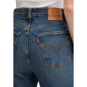 Rückseite der blauen Levi's Damen-Jeans aus Baumwoll-Denim in regulärer Passform mit klassischem Markenlogo und rotem Tab an der Tasche