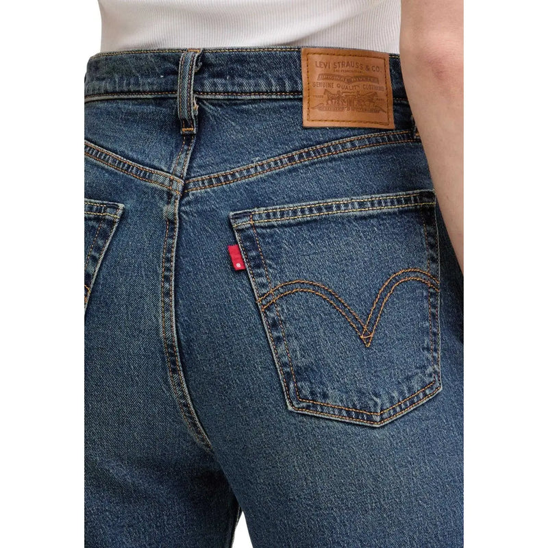 Rückseite der blauen Levi's Damen-Jeans aus Baumwoll-Denim in regulärer Passform mit klassischem Markenlogo und rotem Tab an der Tasche