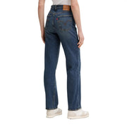 Rückseite der blauen Levi's Damen-Jeans aus Baumwoll-Denim mit normaler Passform, dunkelblauem Five-Pocket-Design und rotem Levi's-Logo