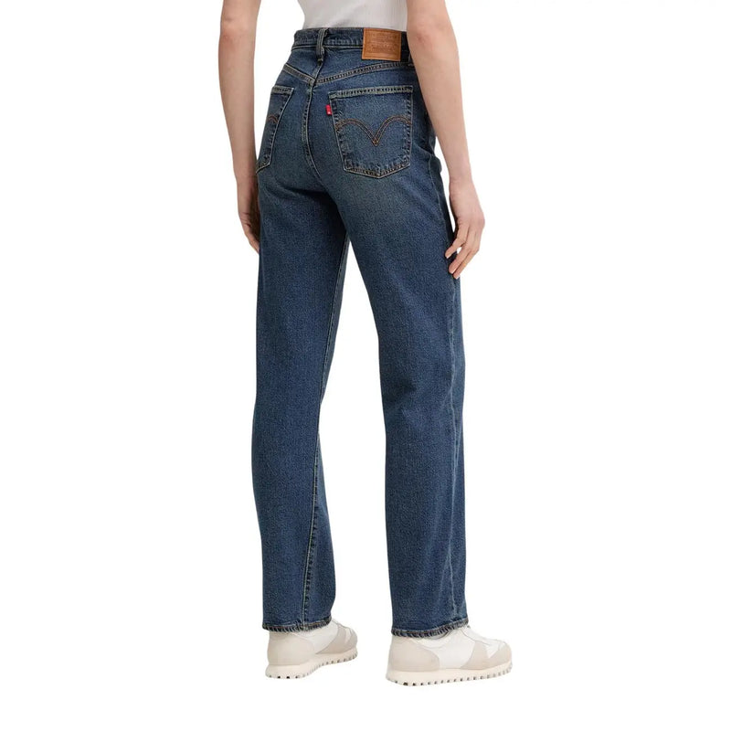 Rückseite der blauen Levi's Damen-Jeans aus Baumwoll-Denim mit normaler Passform, dunkelblauem Five-Pocket-Design und rotem Levi's-Logo