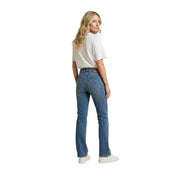 Levi's Damen-Jeans aus blauem Denim mit klassischem geradem Bein und brauner Ledergürtelschlaufe aus einem verwaschenen Baumwollmischgewebe.