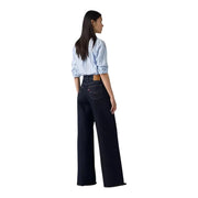 Rückseite der schwarzen Levi's Damen-Jeans aus Baumwollmischgewebe in dunklem Indigoblau mit weitem Bein, klassischem Logo und brauner Gürtelschlaufe.