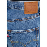 Rückseite der hellblauen Levi's Damen-Baumwolljeans mit hellbraunem Lederpatch und klassischen Ziernähten