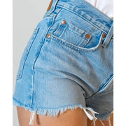 Hellblaue Jeansshorts von Levi's für Damen aus Baumwolle mit ausgefransten Säumen und kupferfarbenen Knöpfen