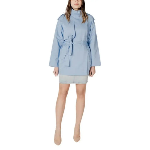 Hellblauer Trenchcoat mit Gürtel, abgebildet im Produktbild „Damen-Trenchcoat mit Gürtel in Salbeigrün“.