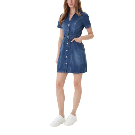 Hellblaues Jeanskleid aus Baumwolle mit Knopfleiste, V-Ausschnitt und Taschen