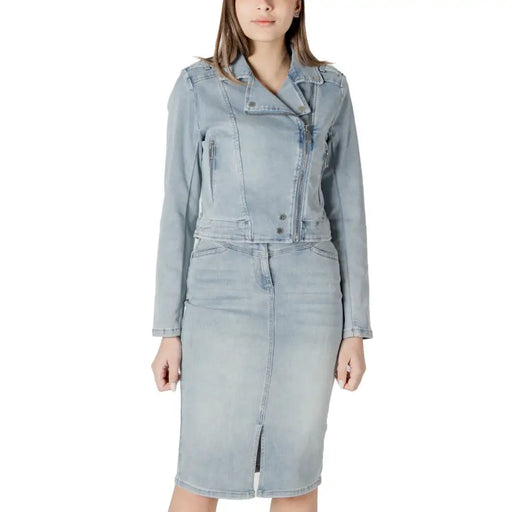 Hellblaue Jeans-Motorradjacke mit Reißverschluss vorne, Knöpfen, seitlichem Reißverschluss und Taschen