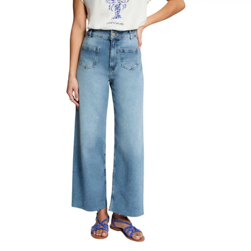 Hellblaue, im Used-Look gehaltene, weite Jeans mit hohem Bund und ausgefransten Säumen