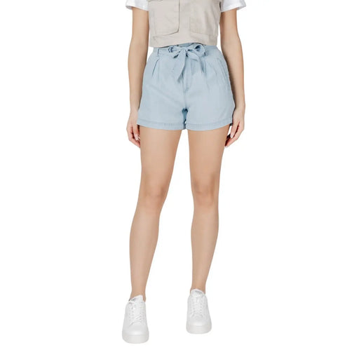 Light blue lyocell high-waisted shorts with a tied waistband and pockets for casual wear