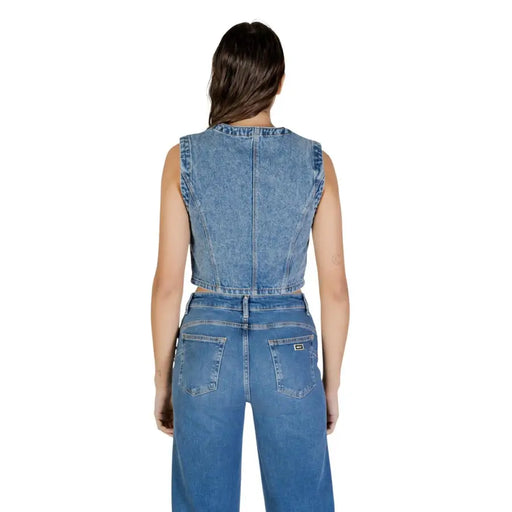 Hellblaue, ärmellose Weste aus Bio-Baumwolle mit Knopfleiste und Taschen