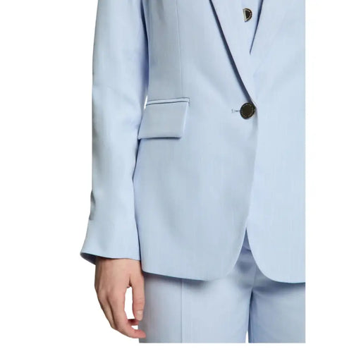 Hellblauer Damenblazer mit Nadelstreifen, dunkelbraunen Knöpfen und Reverskragen