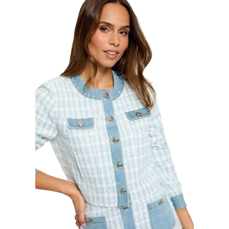 Hellblauer Tweedblazer mit Denim-Akzenten, silbernen Knöpfen und Rundhalsausschnitt