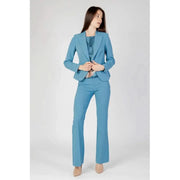 Hellblauer, professioneller Hosenanzug mit tailliertem Blazer und ausgestellter Hose