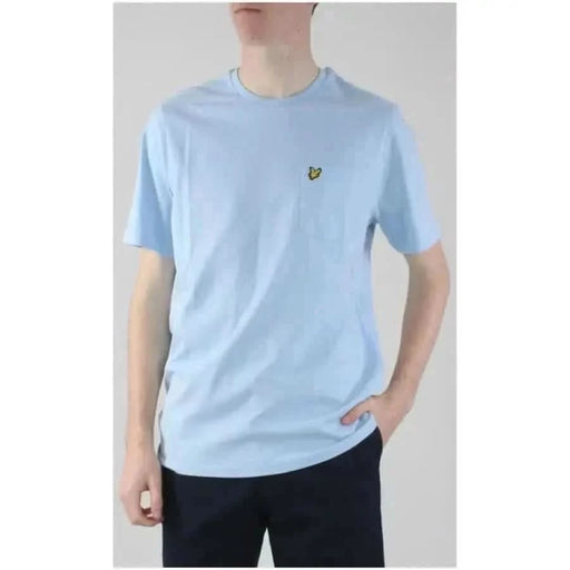 Hellblau Lyle & Scott Herren t-shirt mit kleinem gelben Brustlogo