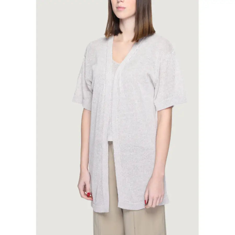 
                      
                        Yong Jacqueline women in linen V neck top styled with Jacqueline De Yong women cardigan
                      
                    