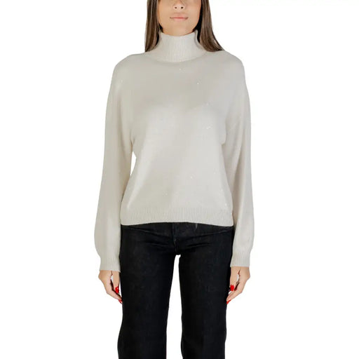 Frau trägt Liu Jo Brauner Rollkragenpullover mit weißen Punkten in Hellbeige und schwarze Hose