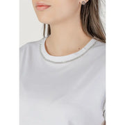 Liu jo white cotton t-shirt with round neckline adorned with sparkling silver rhinestone trim