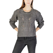 Weißer, langärmeliger Strickpullover von Liu Jo mit Strasssteinen in dunkelgrauem Zopfmuster mit Strukturdesign und gerippten Bündchen