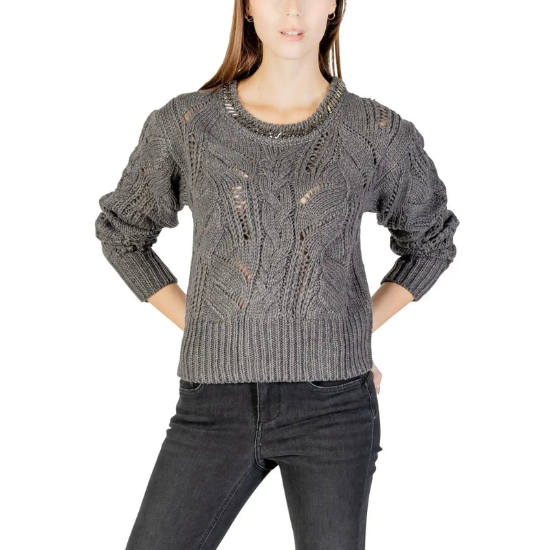 Weißer, langärmeliger Strickpullover von Liu Jo mit Strasssteinen in dunkelgrauem Zopfmuster mit Strukturdesign und gerippten Bündchen