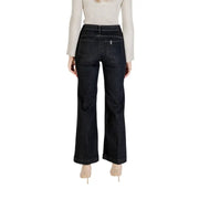 Woman wearing Liu Jo Women Black Zip Button Jeans with light long-sleeve top and nude heels