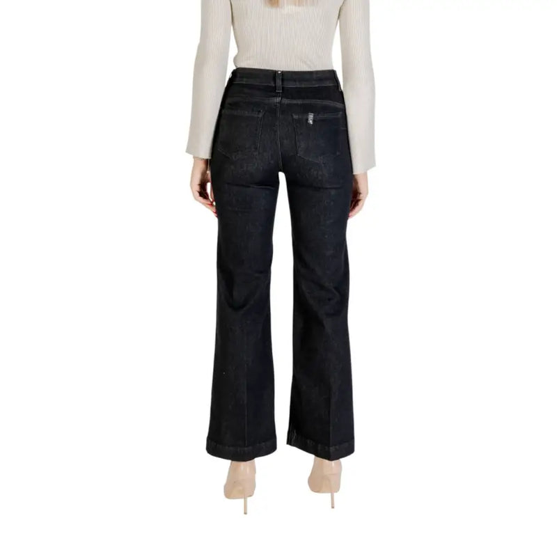 Woman wearing Liu Jo Women Black Zip Button Jeans with light long-sleeve top and nude heels
