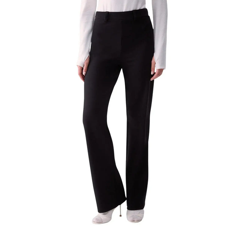 Schwarze, taillierte Hose mit geradem Bein und dezenten Bundfalten, kombiniert mit einer blauen Baumwoll-Stretchjeans von Liu Jo für Damen.