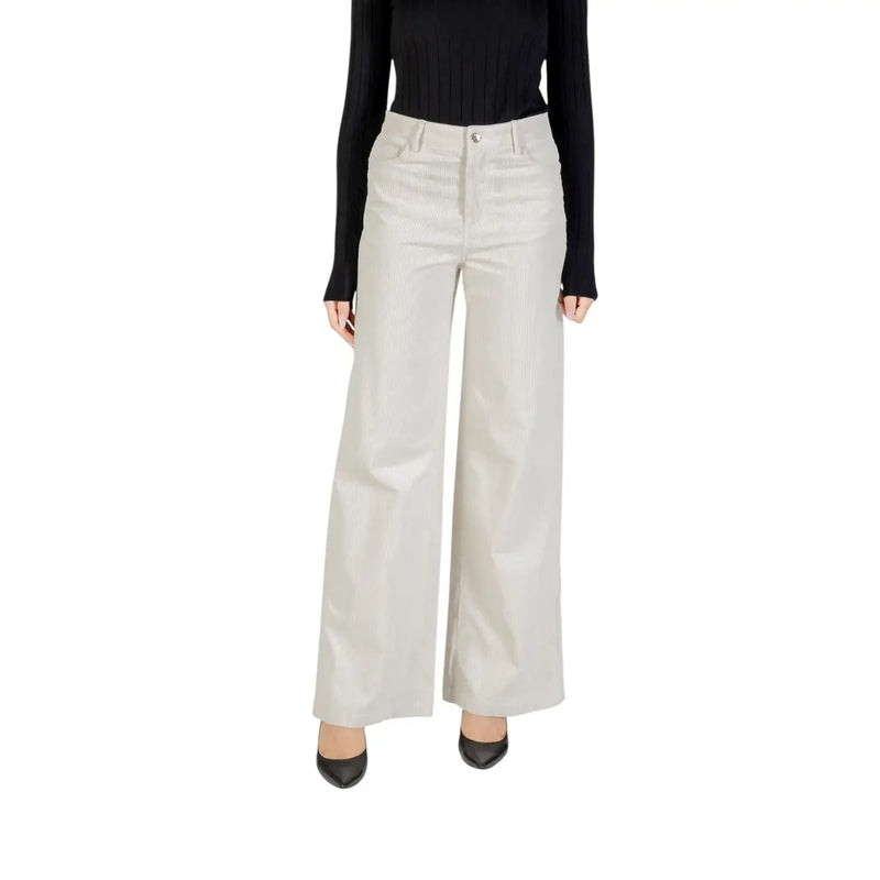 Liu Jo Weiße Damen-Baumwollhose mit beigefarbenem, weitem Bein, elegantem Design und dezenten Vordertaschen.