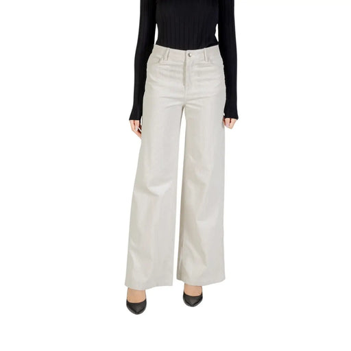 Liu Jo Weiße Damen-Baumwollhose mit beigefarbenem, weitem Bein, elegantem Design und dezenten Vordertaschen.