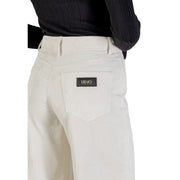 Cremefarbene Cordhose mit dezenter, vertikaler Rippenstruktur und schwarzem Lederaufnäher der Marke Liu Jo.